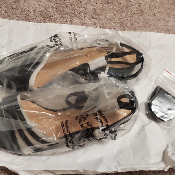 NEW BLACK LEATHER OPEN TOED SANDELS W/ BLOCK HEEL - Picture 3 of 3